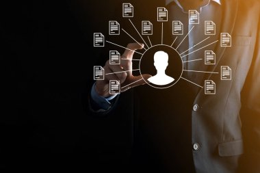 Belge Yönetim Sistemi DMS. İş adamı kullanıcı ve belge simgesini elinde tutar. Şirket dosyaları ve bilgilerini arşivlemek, aramak ve yönetmek için yazılımdır. İnternet Teknoloji Konsepti. Dijital Güvenlik