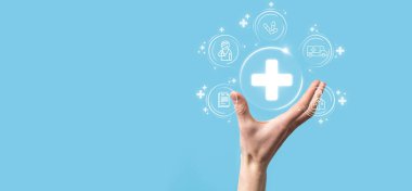 İş adamının elinde sanal ve tıbbi ağ bağlantısı simgeleri var. Covid-19 salgını insanları bilinçlendirir ve sağlık hizmetlerine dikkat çeker. Doktor, belge, ilaç, ambulans, hasta ikonu