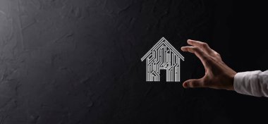 Ev idaresi ikonu. Mart evi kontrollü, akıllı ev ve ev otomasyon uygulaması konsepti. PCB tasarımı ve akıllı telefonu olan kişi. Yenilik teknolojisi internet ağı kavramı