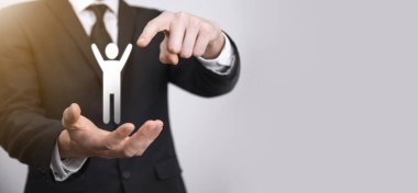 Erkek el gri arka planda insan simgesini tutuyor. İnsan Kaynakları İdari İşler Yönetimi Personel Alma İş Bulma Konsepti. Ekip lideri konseptini seçin. Erkek el ile erkek simgesine tıklayın. Banner, spase kopyala