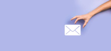 İş adamı elinde e-posta simgesi ile bizimle iletişim kurar ve kişisel bilgilerinizi spam postalarından korur. Müşteri hizmetleri çağrı merkezi bizimle iletişim kurar.