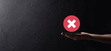 Elle tutulan simge, iptal simgesi, simgeyi iptal et. Düz kırmızı simge işaretle. round. round.round.round. X işareti iptal. Yanlış işaretleme. Reddedildi. Koyu arkaplanda.banner. Boşluk. Metin için yer