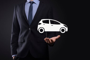 Araba ikonu tutan adamın dijital bileşimi. Araba sigortası ve araba servisi konsepti. Bir jest ve araba ikonu sunan bir iş adamı.
