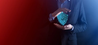 İşadamı poligon kalkanını kene ikonu ile düşük tutuyor.Güvenli Erişim Sistemi Konsepti. Yatırım için İş Mali Garanti. Antivirüs konsepti. Teknoloji güvenliği. Koruma ağı, güvenli veri.