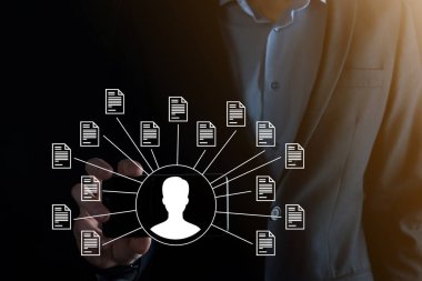 Belge Yönetim Sistemi DMS. İş adamı kullanıcı ve belge simgesini elinde tutar. Şirket dosyaları ve bilgilerini arşivlemek, aramak ve yönetmek için yazılımdır. İnternet Teknoloji Konsepti. Dijital Güvenlik