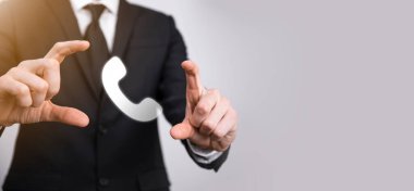 Siyah arka planda takım elbiseli iş adamı telefon ikonu. İş İletişim Destek Merkezi Müşteri Hizmetleri Teknolojisi Konseptini Ara.