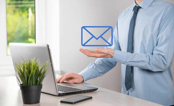 Businessman Ręka Trzymając Ikonę Mail Skontaktuj Się Nami Przez Mail — Zdjęcie stockowe