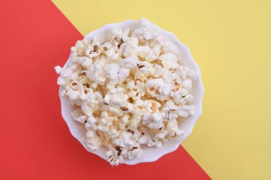 Kırmızı arka planda patlamış mısır. Kapatın. Üst görünüm.