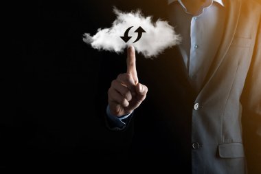 Bulut teknolojisi. Karanlıkta yukarı aşağı iki ok olan çokgen kablo depolama işareti. Bulut hesaplama, büyük veri merkezi, gelecekteki altyapı, dijital ai konsepti. Sanal sunucu simgesi.