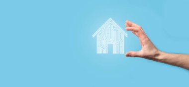 Ev idaresi ikonu. Mart evi kontrollü, akıllı ev ve ev otomasyon uygulaması konsepti. PCB tasarımı ve akıllı telefonu olan kişi. Yenilik teknolojisi internet ağı kavramı