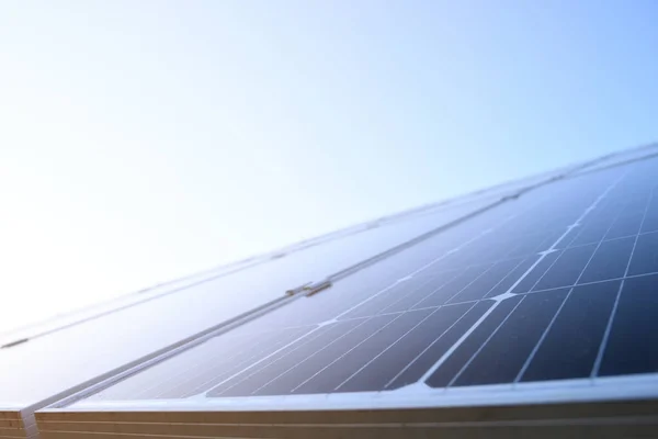 Paneles Solares Sobre Fondo Cielo Azul Contra Cielo Azul Profundo —  Fotos de Stock