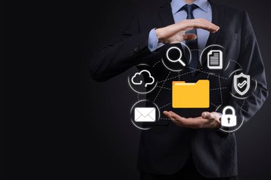 Belge Yönetim Sistemi DMS. İş adamı dizin ve belge simgesini saklar. Şirket dosyaları ve bilgilerini arşivlemek, aramak ve yönetmek için yazılımdır. İnternet Teknoloji Konsepti. Dijital Güvenlik.