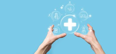 İş adamının elinde sanal ve tıbbi ağ bağlantısı simgeleri var. Covid-19 salgını insanları bilinçlendirir ve sağlık hizmetlerine dikkat çeker. Doktor, belge, ilaç, ambulans, hasta ikonu