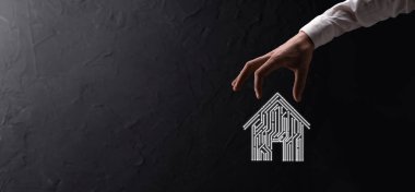 Ev idaresi ikonu. Mart evi kontrollü, akıllı ev ve ev otomasyon uygulaması konsepti. PCB tasarımı ve akıllı telefonu olan kişi. Yenilik teknolojisi internet ağı kavramı