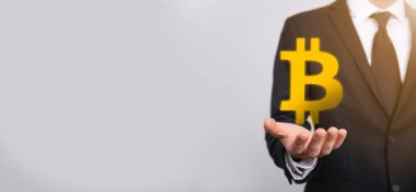 Mavi arka planda Bitcoin ikonu tutan bir erkek el. Bitcoin Şifreleme Dijital Bit Parası BTC Para Birimi Teknolojisi İnternet Konsepti