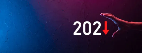 2021年度の事業成長を計画しています ビジネスマンの計画と彼のビジネスにおける負の指標の増加 ビジネス概念の減少 — ストック写真