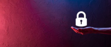 Erkek el kilit ikonunu tutuyor. Siber güvenlik ağı. İnternet teknolojisi ağı. Tabletteki veri kişisel bilgilerinin korunması. Veri koruma gizlilik kavramı. GDPR. AB. Banner.