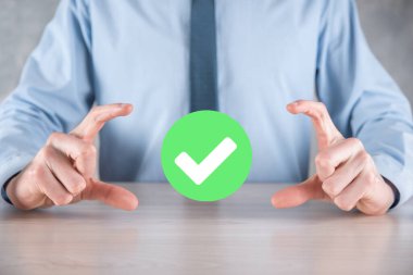 Elinizde yeşil simge işareti, İşaretle İşaretle İşaretle İşaretle işareti, sağ işaret, çember yeşil işaretleme düğmesi, tamam. Koyu arkaplan üzerinde. Banner. Boşluğu kopyala.