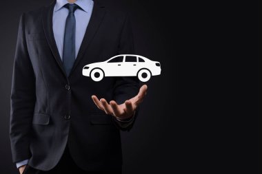 Araba ikonu tutan adamın dijital bileşimi. Araba sigortası ve araba servisi konsepti. Bir jest ve araba ikonu sunan bir iş adamı.