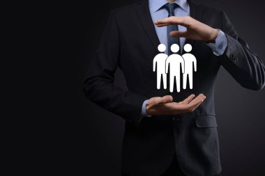 İş adamı takım çalışması ikonunu tutar. Güçlü bir takım kuruyorum. İnsanlar ikonu. İnsan kaynakları ve yönetim kavramı. Sosyal ağ, değerlendirme merkezi kavramı, kişisel denetim veya CRM kavramı