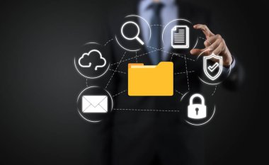 Belge Yönetim Sistemi DMS. İş adamı dizin ve belge simgesini saklar. Şirket dosyaları ve bilgilerini arşivlemek, aramak ve yönetmek için yazılımdır. İnternet Teknoloji Konsepti. Dijital Güvenlik.