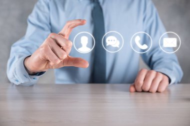 İş adamı el ele tutuşması, ikon telefona, postaya, telefona, telefona, mesaja, iletiye ve kişiye, kullanıcıya basmak. Müşteri hizmetleri çağrı merkezi bizimle konsept bağlantı kurar. Banner, kopyalama alanı. İletişim Yöntemleri