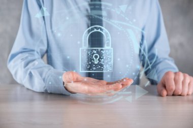 Siber güvenlik ağı. Asma kilit simgesi ve internet teknolojisi ağı. Kişisel bilgileri ve sanal arayüzü koruyan bir iş adamı. Veri koruma gizlilik kavramı. GDPR. AB. Dijital suç.