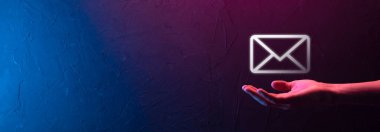 İş adamı elinde e-posta simgesi ile bizimle iletişim kurar ve kişisel bilgilerinizi spam postalarından korur. Müşteri hizmetleri çağrı merkezi bizimle iletişim kurar.