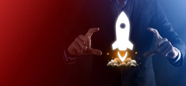 Girişim konsepti, Tablet ve simge roketi tutan İşadamı ekrandan koyu arkaplanda ağ bağlantısı ile fırlıyor ve yükseliyor