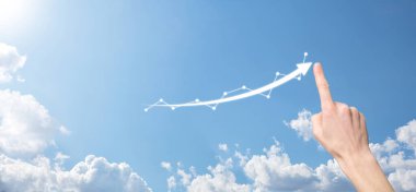 Tablet tutan ve holografik grafikler ve borsa istatistikleri gösteren bir işadamı kâr elde ediyor. Büyüme planlama ve iş stratejisi kavramı. İyi ekonomi formunun dijital ekran görüntüsü