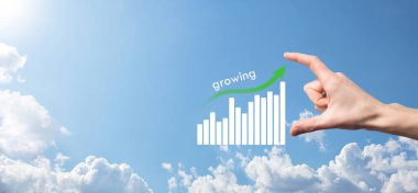 Holografik grafikler ve borsa istatistikleri tutan işadamı kâr elde ediyor. Büyüme planlama ve iş stratejisi kavramı. İyi ekonomi formunun dijital ekran görüntüsü.