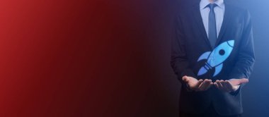 Boş bir iş. Siyah arka planda takım elbiseli bir işadamı ellerini koruyucu bir şekilde tutar. Bakım ve himaye jesti.