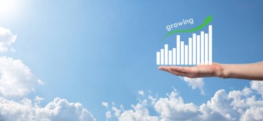 Holografik grafikler ve borsa istatistikleri tutan işadamı kâr elde ediyor. Büyüme planlama ve iş stratejisi kavramı. İyi ekonomi formunun dijital ekran görüntüsü.
