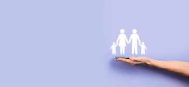 Genç aile ikonuyla el ele tutuşun. Aile hayatı sigortası, destek ve hizmet, aile politikası ve aile kavramları. Mutlu aile kavramı. Kopya alanı. Kağıt adam ailesini gösteren mançuryalı eller..