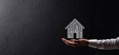 Ev idaresi ikonu. Mart evi kontrollü, akıllı ev ve ev otomasyon uygulaması konsepti. PCB tasarımı ve akıllı telefonu olan kişi. Yenilik teknolojisi internet ağı kavramı