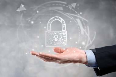 Siber güvenlik ağı. Asma kilit simgesi ve internet teknolojisi ağı. Kişisel bilgileri ve sanal arayüzü koruyan bir iş adamı. Veri koruma gizlilik kavramı. GDPR. AB. Dijital suç.