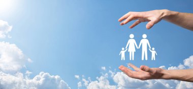 Gökyüzü geçmişinde aile ikonu vardır. Sağlık ve hayat sigortası kavramı. Baba, anne, kız ve oğul.