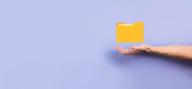 İş adamı dizin simgesini tutuyor. Belge Yönetim Sistemi veya modern bilgisayar bilişim danışmanı tarafından kurulmuş DMS yönetici dosyaları ve kurumsal dosyaları arıyor. İş işleme