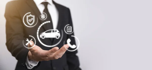 汽车保险与汽车服务的概念 汽车保险与汽车服务的概念 提供手势和汽车标志的商人 — 图库照片