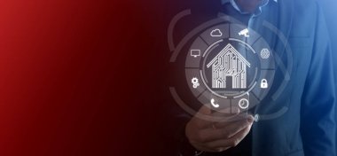 Boş bir iş. Siyah arka planda takım elbiseli bir işadamı ellerini koruyucu bir şekilde tutar. Bakım ve himaye jesti.