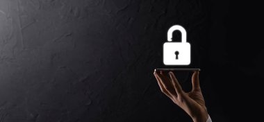 Siber güvenlik ağı. Asma kilit simgesi ve internet teknolojisi ağı. Tablet ve sanal arayüzde veri kişisel bilgilerini koruyan bir iş adamı. Veri koruma gizlilik kavramı. GDPR. AB.