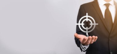 Hedefleme konsepti iş adamının elinde hedef tahtası çizimi. Hedef ve yatırım hedefi kavramı