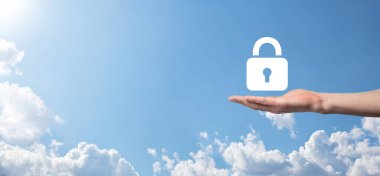 Siber güvenlik ağı. Asma kilit simgesi ve internet teknolojisi ağı. Tablet ve sanal arayüzde veri kişisel bilgilerini koruyan bir iş adamı. Veri koruma gizlilik kavramı. GDPR. AB.