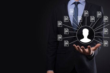 Belge Yönetim Sistemi DMS. İş adamı kullanıcı ve belge simgesini elinde tutar. Şirket dosyaları ve bilgilerini arşivlemek, aramak ve yönetmek için yazılımdır. İnternet Teknoloji Konsepti. Dijital Güvenlik