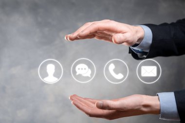 İş adamı el ele tutuşması, ikon telefona, postaya, telefona, telefona, mesaja, iletiye ve kişiye, kullanıcıya basmak. Müşteri hizmetleri çağrı merkezi bizimle konsept bağlantı kurar. Banner, kopyalama alanı. İletişim Yöntemleri