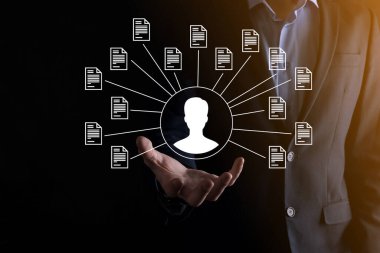 Belge Yönetim Sistemi DMS. İş adamı kullanıcı ve belge simgesini elinde tutar. Şirket dosyaları ve bilgilerini arşivlemek, aramak ve yönetmek için yazılımdır. İnternet Teknoloji Konsepti. Dijital Güvenlik