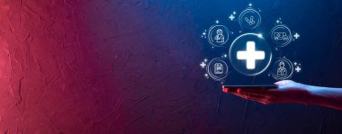 İş adamının elinde sanal ve tıbbi ağ bağlantısı simgeleri var. Covid-19 salgını insanları bilinçlendirir ve sağlık hizmetlerine dikkat çeker. Doktor, belge, ilaç, ambulans, hasta ikonu