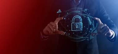 Siber güvenlik ağı. Asma kilit simgesi ve internet teknolojisi ağı. Kişisel bilgileri ve sanal arayüzü koruyan bir iş adamı. Veri koruma gizlilik kavramı. GDPR. AB. Dijital suç.