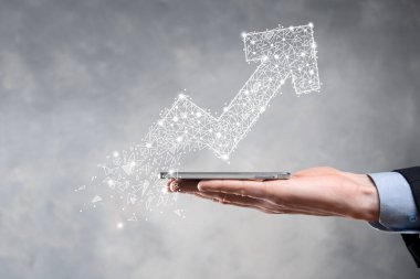 İş adamı grafiği, pozitif büyüme ikonu. Yaratıcı iş haritasına yükselen oklarla işaret ediyor. Finansal, ticari büyüme kavramı. Düşük çokgen..