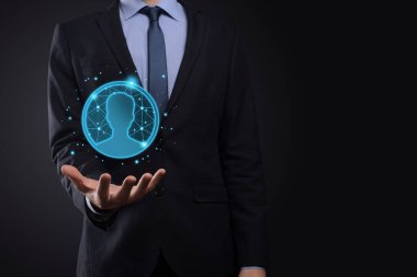 İşadamı, elinde kullanıcı adam, elinde kadın poligon tarzında bir simge tutuyor. İnternet simgeleri arayüzü önplanı. genel ağ medya kavramı